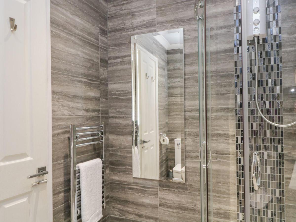 Heart Of Bowness Apartment Bagian luar foto